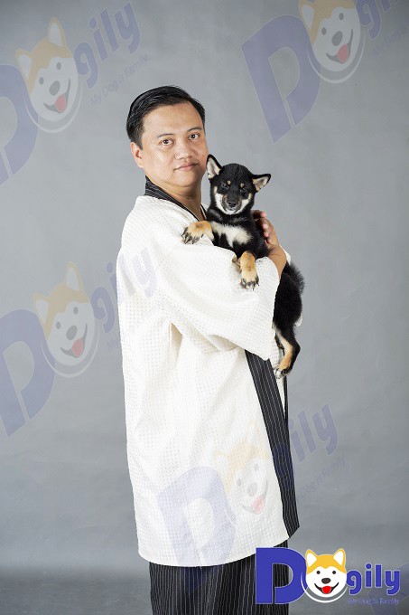 Anh Phạm Hoàng Long, Founder của Dogily cùng một bé Shiba Inu màu đen trong một bộ hình cost play.