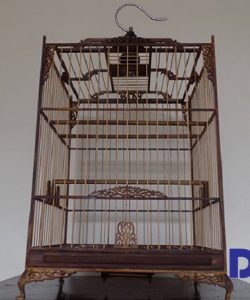 Bán lồng chim được làm bằng gỗ muồng