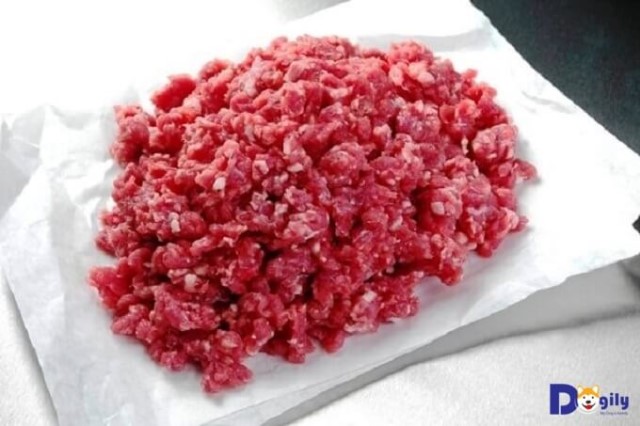 Thịt bò là món ăn khoái khẩu của chó Alaska với hàm lượng protein cao